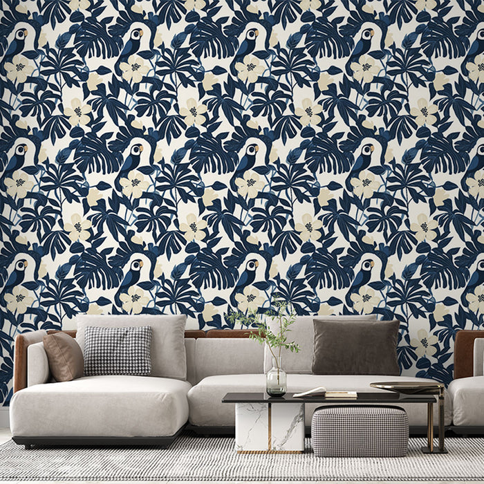 Un salon moderne avec un papier peint tropical bleu marine illustrant des toucans et des feuillages luxuriants sur fond clair, créant une ambiance vivante et accueillante.