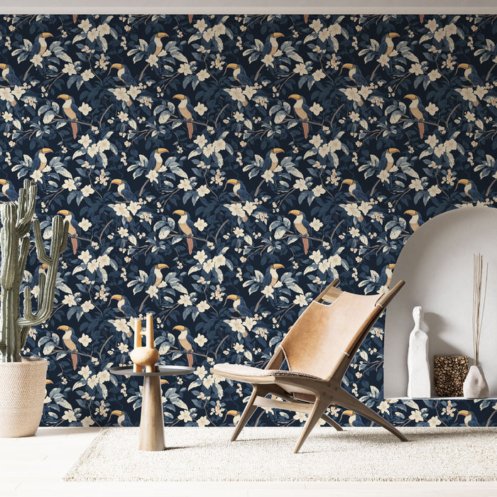 Une pièce lumineuse avec un papier peint tropical bleu nuit orné de toucans et de fleurs, créant une ambiance exotique et chaleureuse.