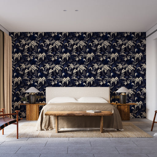 Une chambre élégante avec un papier peint floral bleu nuit et crème, présentant des motifs exotiques de plantes et d'oiseaux, créant une atmosphère chaleureuse et apaisante.