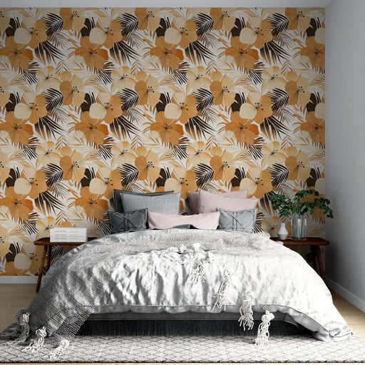 Une chambre accueillante avec un papier peint floral aux teintes chaudes de jaune et de brun, évoquant une ambiance tropicale et chaleureuse.