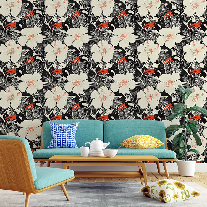 Un salon moderne avec un papier peint tropical noir orné de grandes fleurs blanches et de toucans, créant une ambiance vivante et exotique.