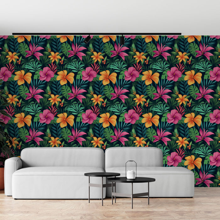 Un salon moderne avec un papier peint tropical aux motifs floraux vibrants de fleurs roses et jaunes sur fond noir, créant une ambiance chaleureuse et exotique.