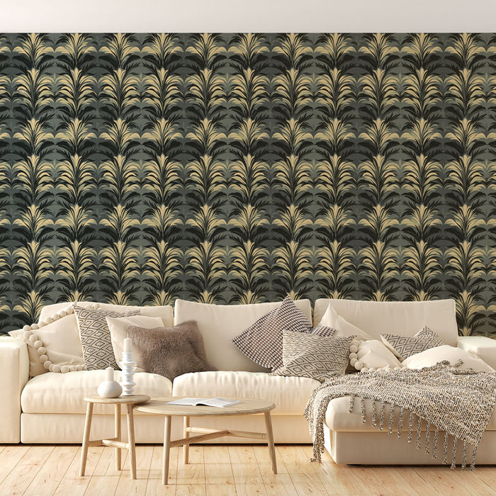 Un salon élégant avec un papier peint aux motifs de feuilles dorées et noires, créant une ambiance sophistiquée et chaleureuse.