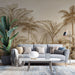 Un salon moderne avec un papier peint représentant des palmiers et des feuilles exotiques aux lignes dorées sur fond beige, créant une ambiance chaleureuse et apaisante.
