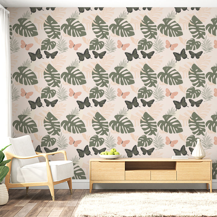 Un salon lumineux avec un papier peint tropical aux motifs de feuilles vertes et de papillons roses et noirs, créant une ambiance fraîche et vivante.