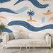 Un salon lumineux avec un papier peint abstrait aux motifs de vagues bleues, palmiers et éléments colorés évoquant une atmosphère estivale et joyeuse.