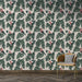 Une pièce moderne avec un papier peint tropical représentant des feuilles vertes et des oiseaux roses sur fond clair, créant une atmosphère vivante et chaleureuse.