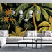 Un salon moderne avec un papier peint tropical représentant des palmiers et des fleurs aux teintes vives sur fond noir, créant une atmosphère exotique et dynamique.