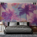 Une chambre moderne avec un papier peint tropical aux teintes pastel, représentant des palmiers et des fleurs dans des nuances de rose et violet, créant une ambiance estivale et relaxante.