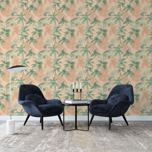 Un salon moderne avec un papier peint tropical aux motifs de palmiers verts sur fond pêche, créant une ambiance chaleureuse et estivale.