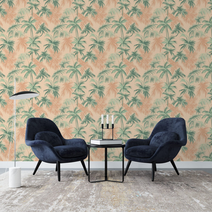Un salon moderne avec un papier peint tropical aux motifs de palmiers verts sur fond pêche, créant une ambiance chaleureuse et estivale.