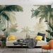 Un salon moderne avec un papier peint tropical représentant de grandes palmiers verdoyants sur un fond clair, créant une atmosphère apaisante et naturelle.