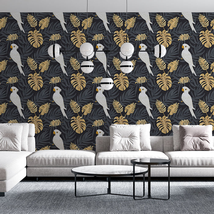 Un salon moderne avec un papier peint tropical noir orné de perroquets blancs et de feuilles dorées, créant une atmosphère vivante et élégante.