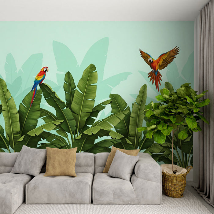 Un salon lumineux avec un papier peint tropical représentant de grandes feuilles vertes et des perroquets colorés, créant une ambiance vivante et exotique.