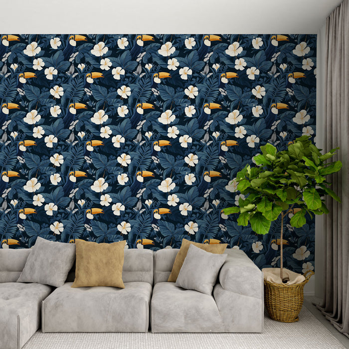 Un salon moderne avec un papier peint tropical bleu nuit orné de toucans et de fleurs blanches, créant une atmosphère vivante et exotique.