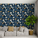 Un salon moderne avec un papier peint tropical bleu nuit orné de toucans et de fleurs blanches, créant une atmosphère vivante et exotique.