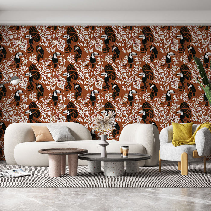 Un salon contemporain avec un papier peint tropical aux motifs de toucans et de feuilles sur fond terracotta, créant une ambiance chaleureuse et vivante.
