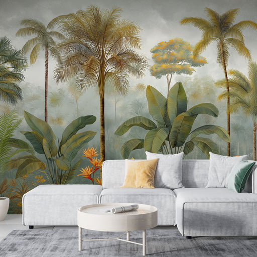 Un salon moderne avec un papier peint tropical représentant de grandes feuilles vertes et des palmiers dorés, créant une ambiance apaisante et exotique.