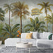 Un salon moderne avec un papier peint tropical représentant de grandes feuilles vertes et des palmiers dorés, créant une ambiance apaisante et exotique.
