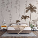 Une chambre moderne avec un papier peint illustrant des palmiers et des lianes délicates, créant une atmosphère tropicale et apaisante.