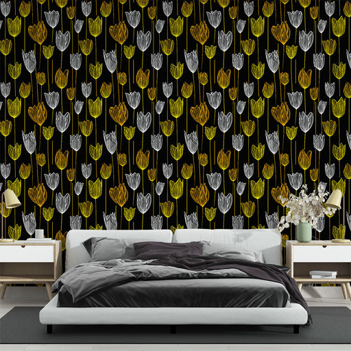 Une chambre moderne avec un papier peint floral aux motifs de tulipes blanches et jaunes sur fond noir, créant une ambiance élégante et dynamique.