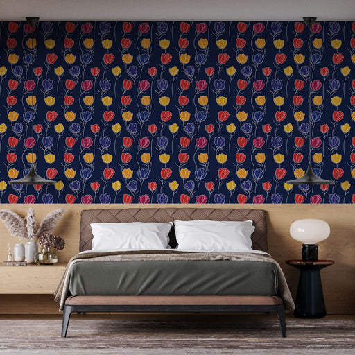 Une chambre moderne avec un papier peint floral sur fond bleu nuit, présentant des tulipes colorées dans des teintes vives, créant une ambiance joyeuse et chaleureuse.