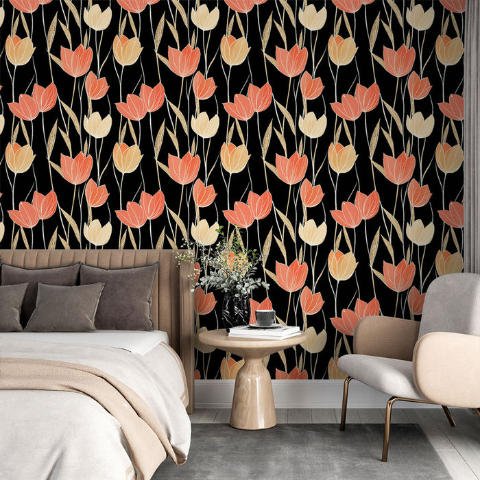 Une chambre élégante avec un papier peint floral sur fond noir, mettant en avant des tulipes aux teintes douces d'orange et de crème, créant une atmosphère chaleureuse et accueillante.