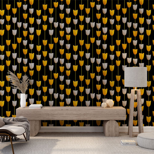 Une pièce moderne avec un papier peint floral noir orné de tulipes jaunes et blanches, créant une ambiance dynamique et joyeuse.