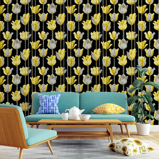 Un salon contemporain avec un papier peint floral noir et jaune représentant des tulipes élégantes, créant une ambiance vive et chaleureuse.