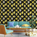 Un salon contemporain avec un papier peint floral noir et jaune représentant des tulipes élégantes, créant une ambiance vive et chaleureuse.