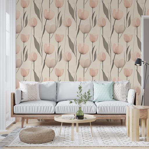 Un salon lumineux avec un papier peint floral aux teintes douces de rose et beige, évoquant une atmosphère apaisante et romantique.