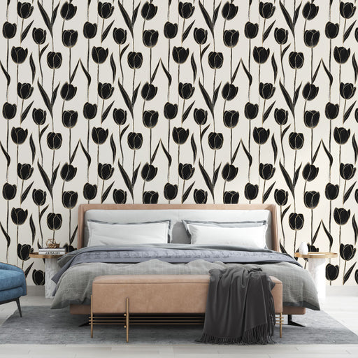 Une chambre élégante avec un papier peint floral noir et blanc représentant des tulipes stylisées, créant une atmosphère moderne et artistique.