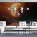 Un salon moderne avec un papier peint représentant un paysage cosmique aux teintes orange et noir, évoquant une atmosphère mystérieuse et fascinante.