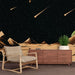 Une pièce moderne avec un papier peint représentant un paysage spatial stylisé, mêlant des montagnes et des comètes sur fond noir, créant une atmosphère intrigante et cosmique.