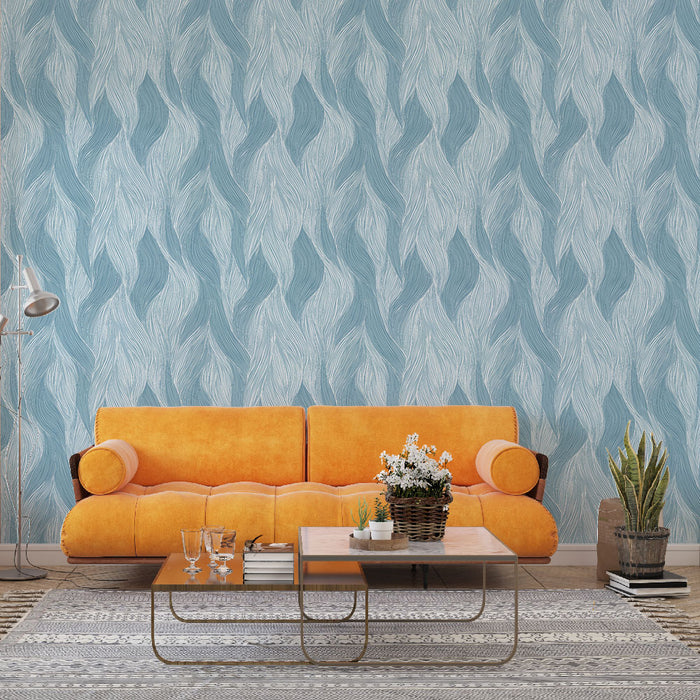 Un salon contemporain avec un papier peint aux motifs fluides bleu clair et blanc, créant une atmosphère apaisante et élégante.