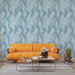 Un salon contemporain avec un papier peint aux motifs fluides bleu clair et blanc, créant une atmosphère apaisante et élégante.