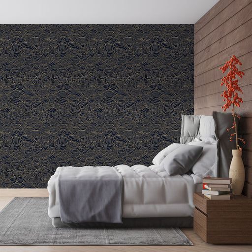 Une chambre contemporaine avec un papier peint bleu marine orné de motifs ondulés dorés, créant une atmosphère élégante et apaisante.