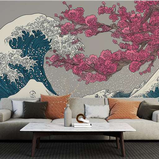 Un salon contemporain avec un papier peint inspiré de l'art japonais, représentant une grande vague bleue et des cerisiers roses sur fond gris, créant une ambiance dynamique et apaisante.