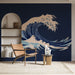 Une pièce moderne avec un papier peint représentant une grande vague stylisée sur fond bleu marine, créant une ambiance dynamique et apaisante.
