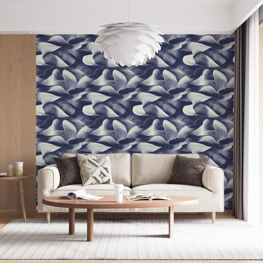 Un salon moderne avec un papier peint aux motifs ondulés bleu marine et crème créant une ambiance dynamique et apaisante.