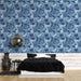 Une chambre moderne avec un papier peint aux motifs ondulés bleu et blanc, évoquant une ambiance apaisante et dynamique.