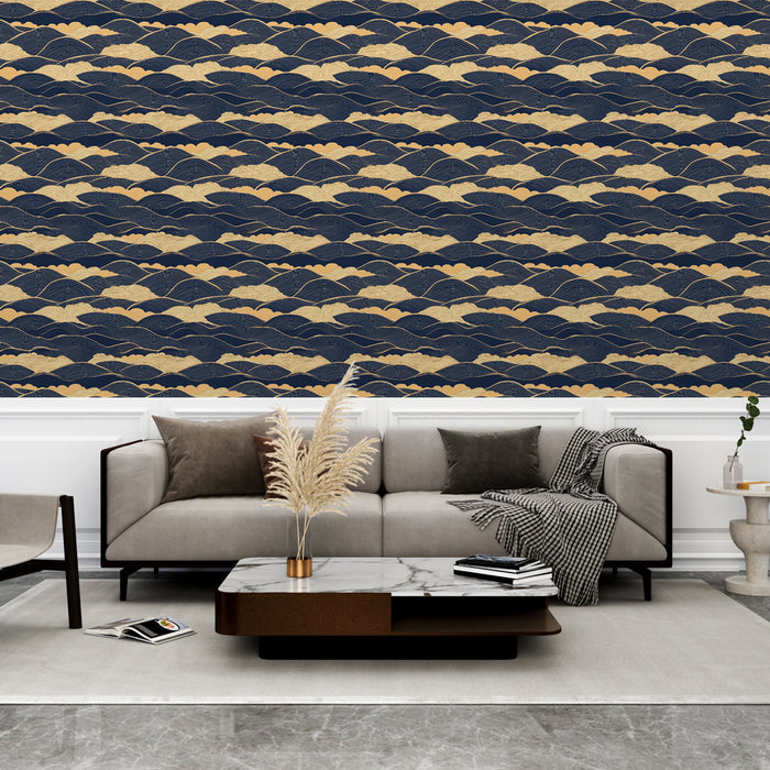 Un salon moderne avec un papier peint aux motifs de vagues bleu marine et doré, créant une ambiance élégante et apaisante.