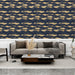 Un salon moderne avec un papier peint aux motifs de vagues bleu marine et doré, créant une ambiance élégante et apaisante.