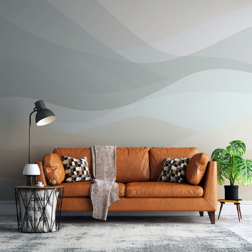 Un salon moderne avec un papier peint aux ondulations douces dans des teintes de gris, créant une atmosphère apaisante et élégante.