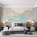 Une chambre moderne avec un papier peint aux motifs fluides représentant des vagues turquoise et des lignes organiques sur fond beige, créant une atmosphère apaisante et harmonieuse.