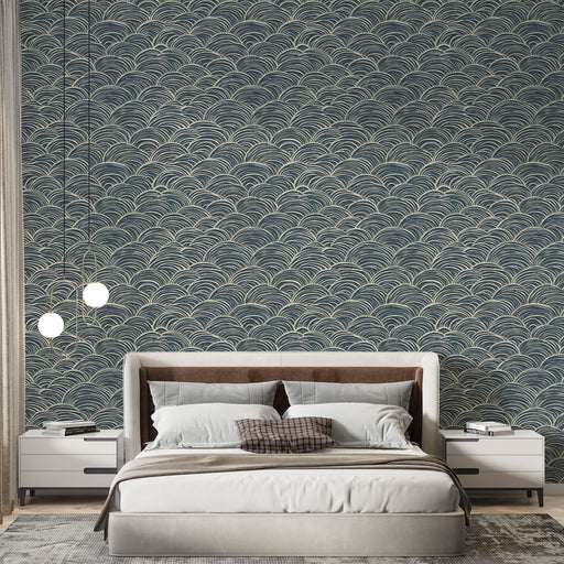Une chambre moderne avec un papier peint aux motifs de vagues en bleu profond et doré, créant une ambiance apaisante et élégante.