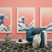 Un salon moderne avec un papier peint aux motifs de vagues stylisées en bleu sur fond corail, créant une ambiance dynamique et apaisante.