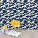 Une chambre ludique avec un papier peint aux vagues stylisées bleu marine et or, créant une ambiance dynamique et apaisante.