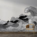 Une pièce moderne avec un papier peint représentant des vagues stylisées en noir et blanc, créant une atmosphère dynamique et artistique.