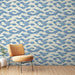 Une pièce moderne avec un papier peint aux motifs de vagues bleues sur fond crème, évoquant une ambiance apaisante et maritime.